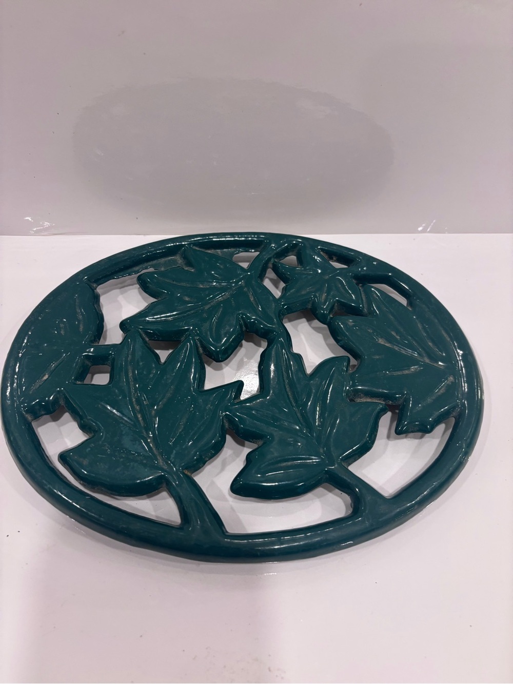 Vintage cast iron ivy leaf trivet green round hot plate plate stand 8” rustic